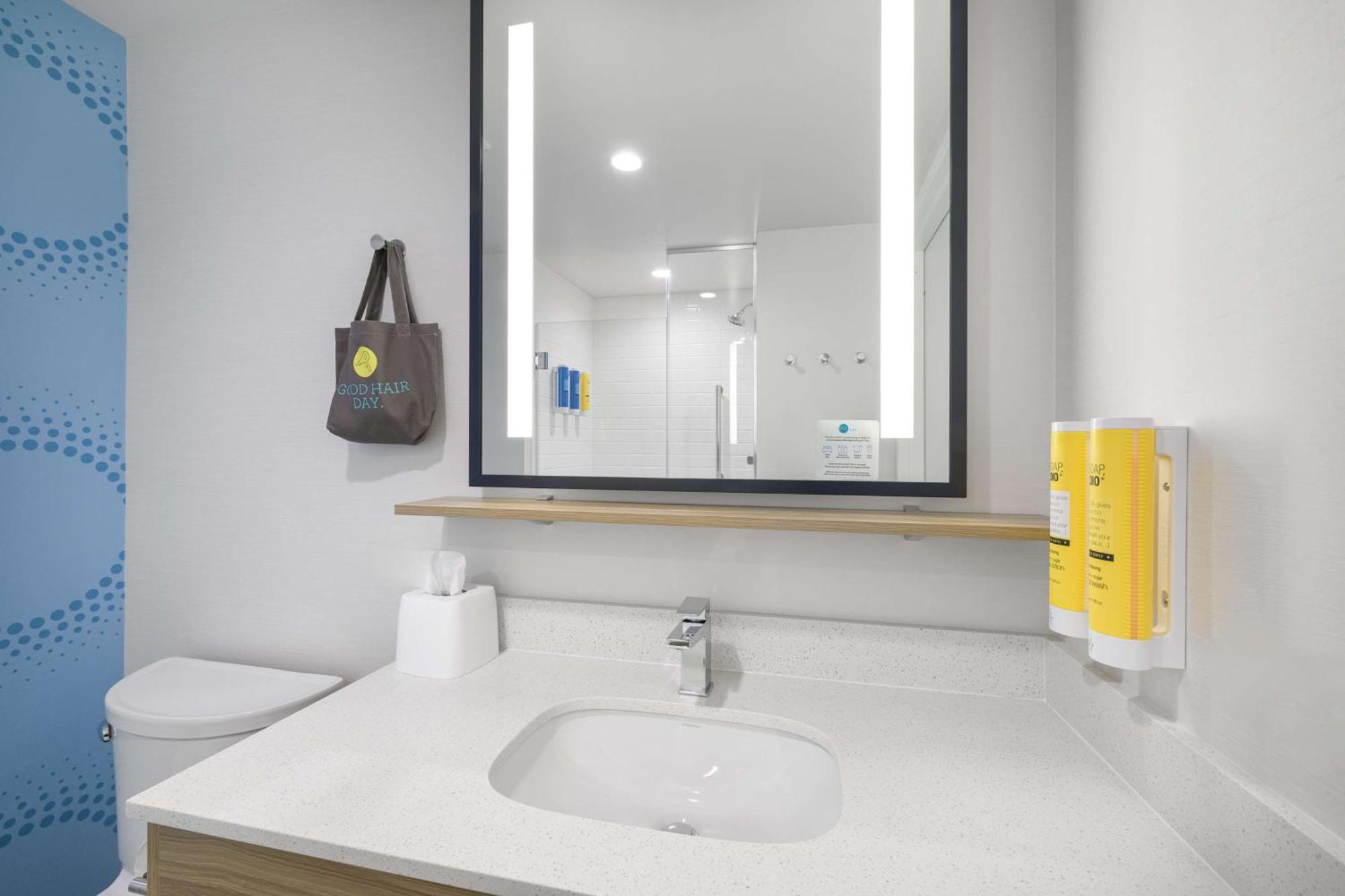 Tru By Hilton Eastvale Hotel 3*