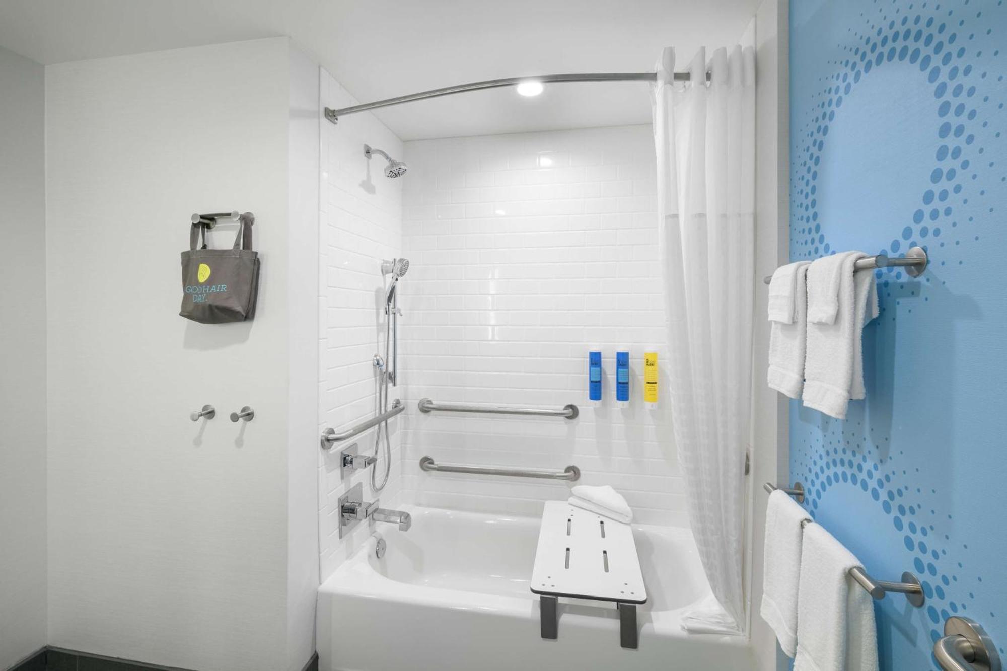 Tru By Hilton Eastvale Hotel 3*